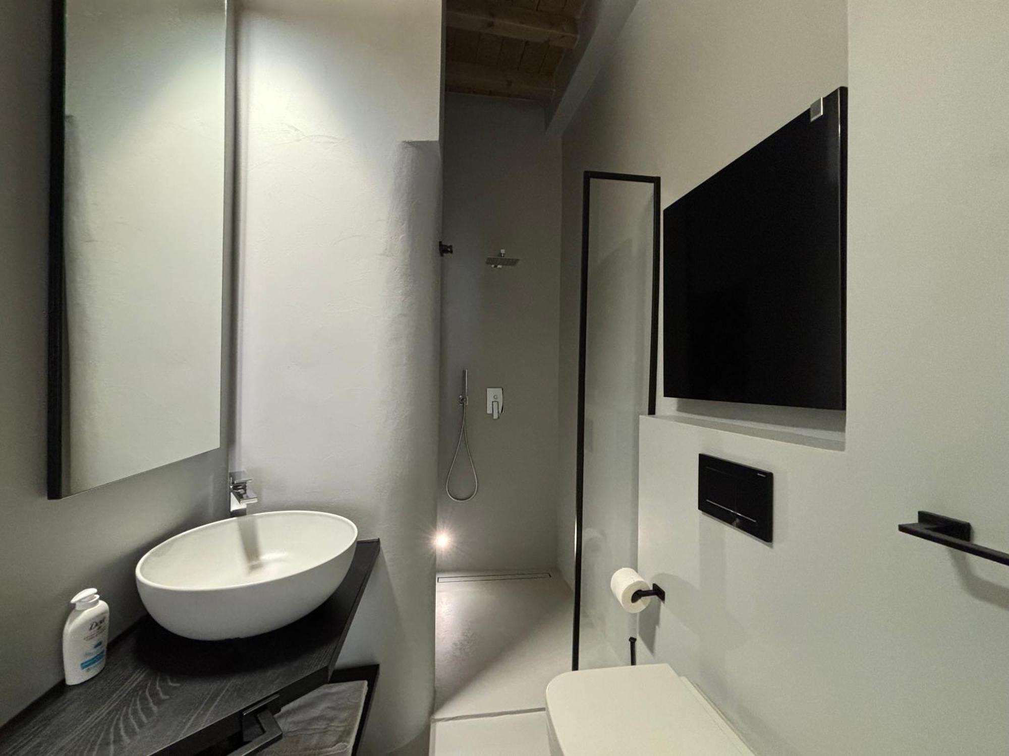 Saragozza Suite 2 Intero Appartamento In Centro Storico Wifi E Parcheggio Gratuito Modena Luaran gambar